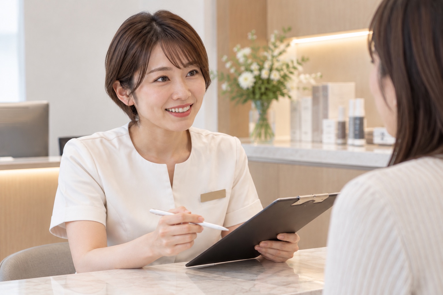 笑顔で案内するクリニックスタッフ